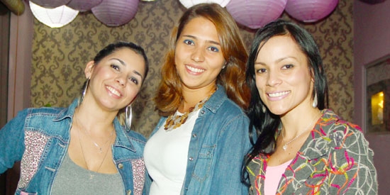As amigas Vanessa Soares, Maisa Ferreira e Sílvia Gomes foram clicadas em temakeria da cidade